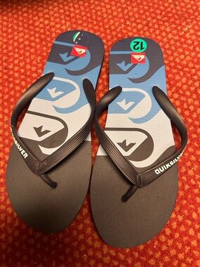 NEW Quiksilver Black and Gray Textured surf skate Flip Flops